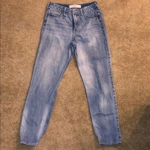 High waist boyfriend jeans. Fitted in hips. Size 4